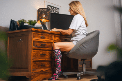Workday Comfort: When to Choose Compression Socks vs. EasyStretch™ Socks on the Job