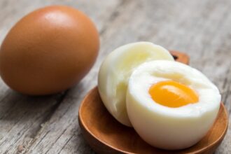 Why are boiled eggs better than scrambled and fried eggs for a protein-rich breakfast?