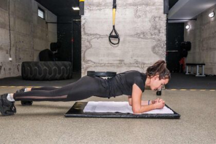 Want a stronger core? Try weighted planks to burn more fat and build muscles