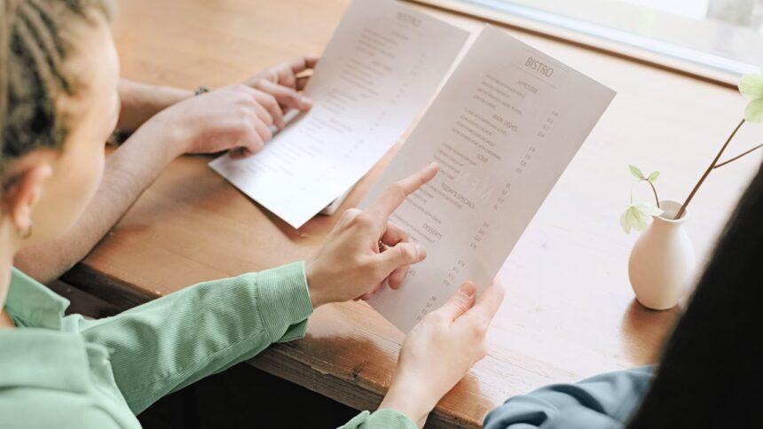 What to Eat at a Restaurant if You Have Ulcerative Colitis: 6 Tips